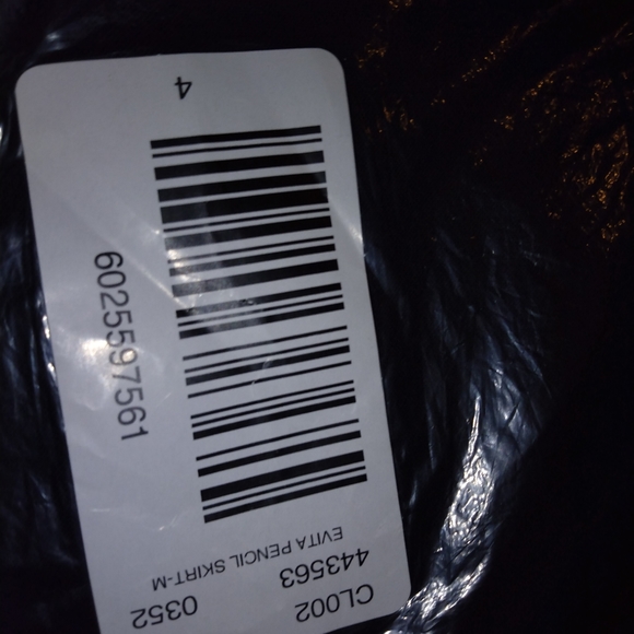 NWT Ann Taylor Seamed Pencil Skirt In Bi-Stretch size 4 - Picture 4 of 6